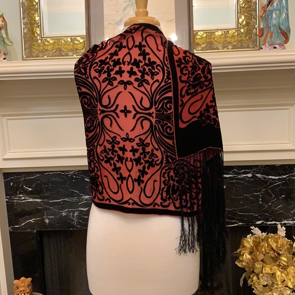 Silk and cut velvet, fringed blk & red scarf - Picture 3 of 6